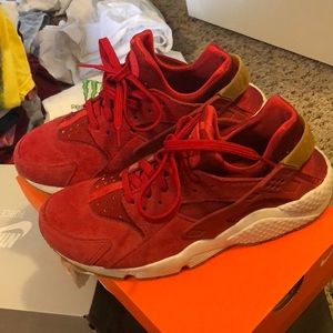Nike Huaraches (Red)